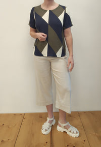 PLEAT BACK & CONTRAST TOP Geo