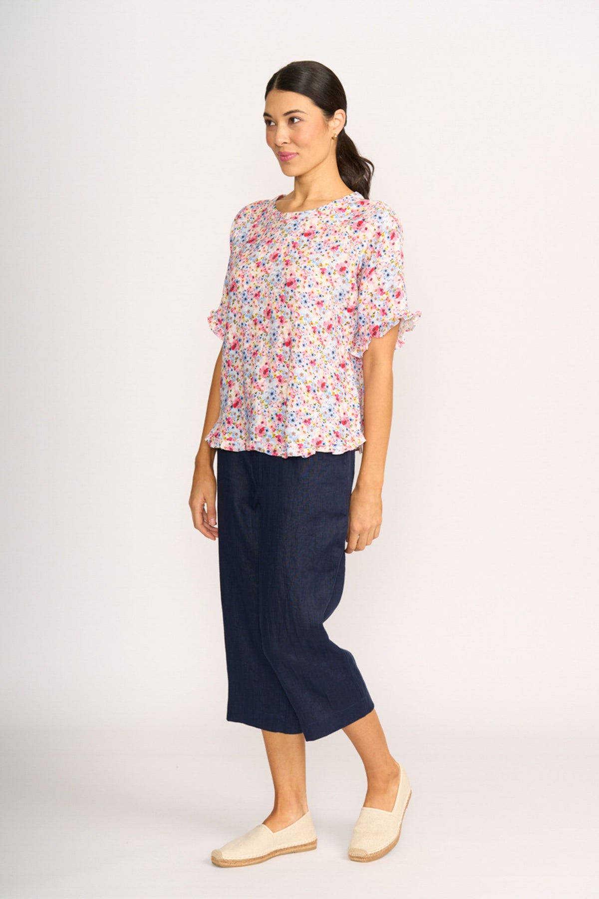 RUFFLES & SCOOP HEM TOP Romantic Blooms