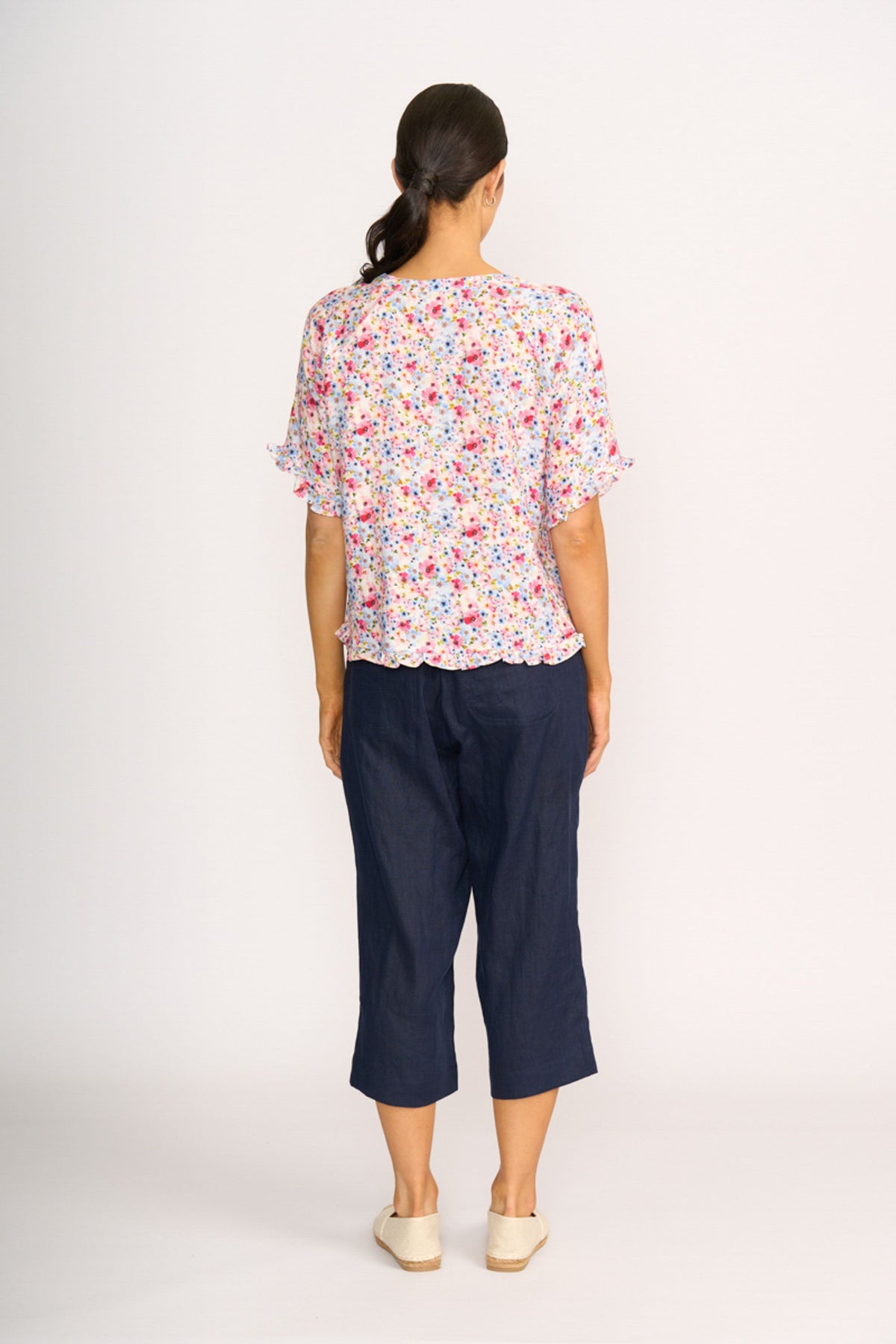 RUFFLES & SCOOP HEM TOP Romantic Blooms