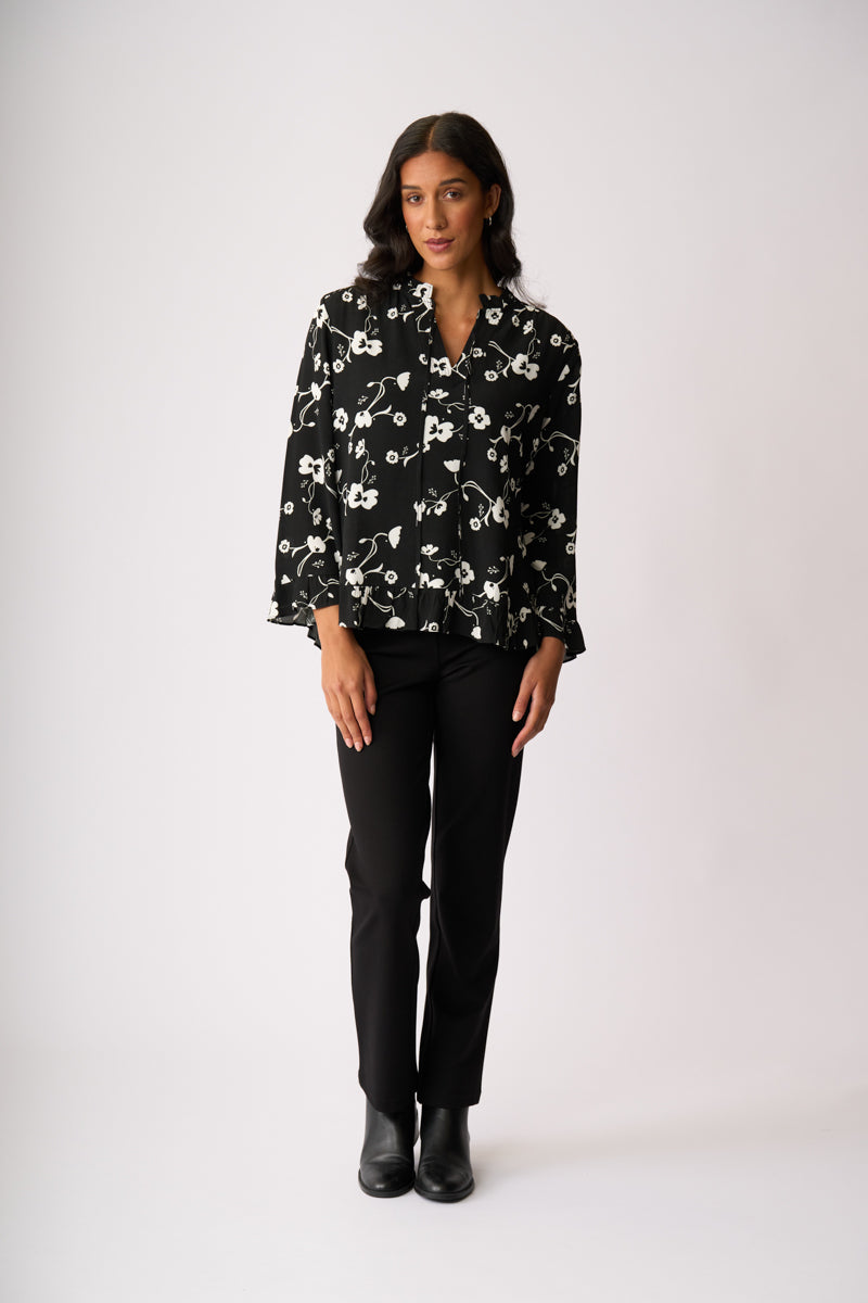 RUFFLE NECK, SCOOP HEM TOP Mono Floral