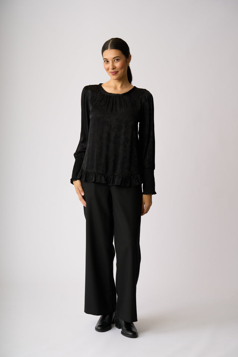 SHIRRED CUFF SCOOP HEM TOP Black