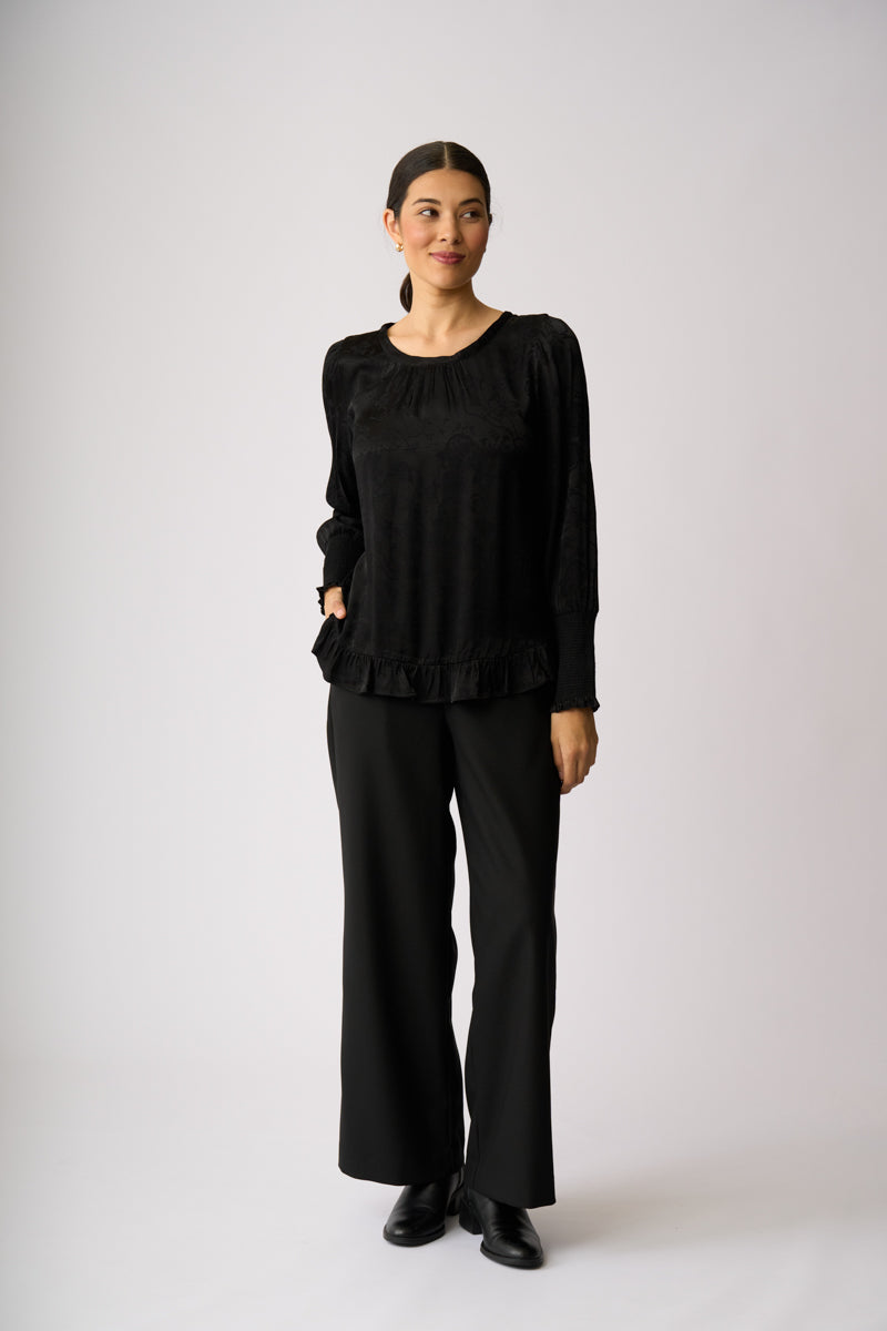 SHIRRED CUFF SCOOP HEM TOP Black