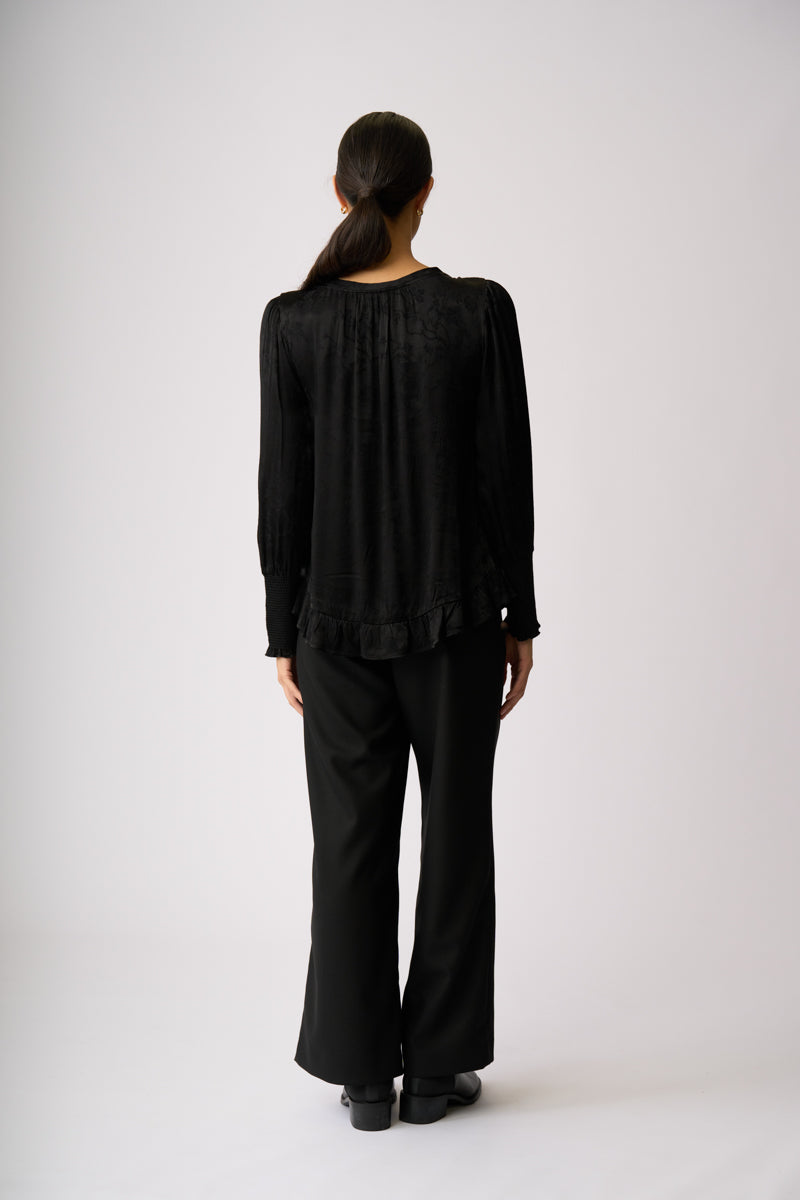 SHIRRED CUFF SCOOP HEM TOP Black