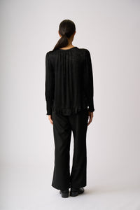 SHIRRED CUFF SCOOP HEM TOP Black