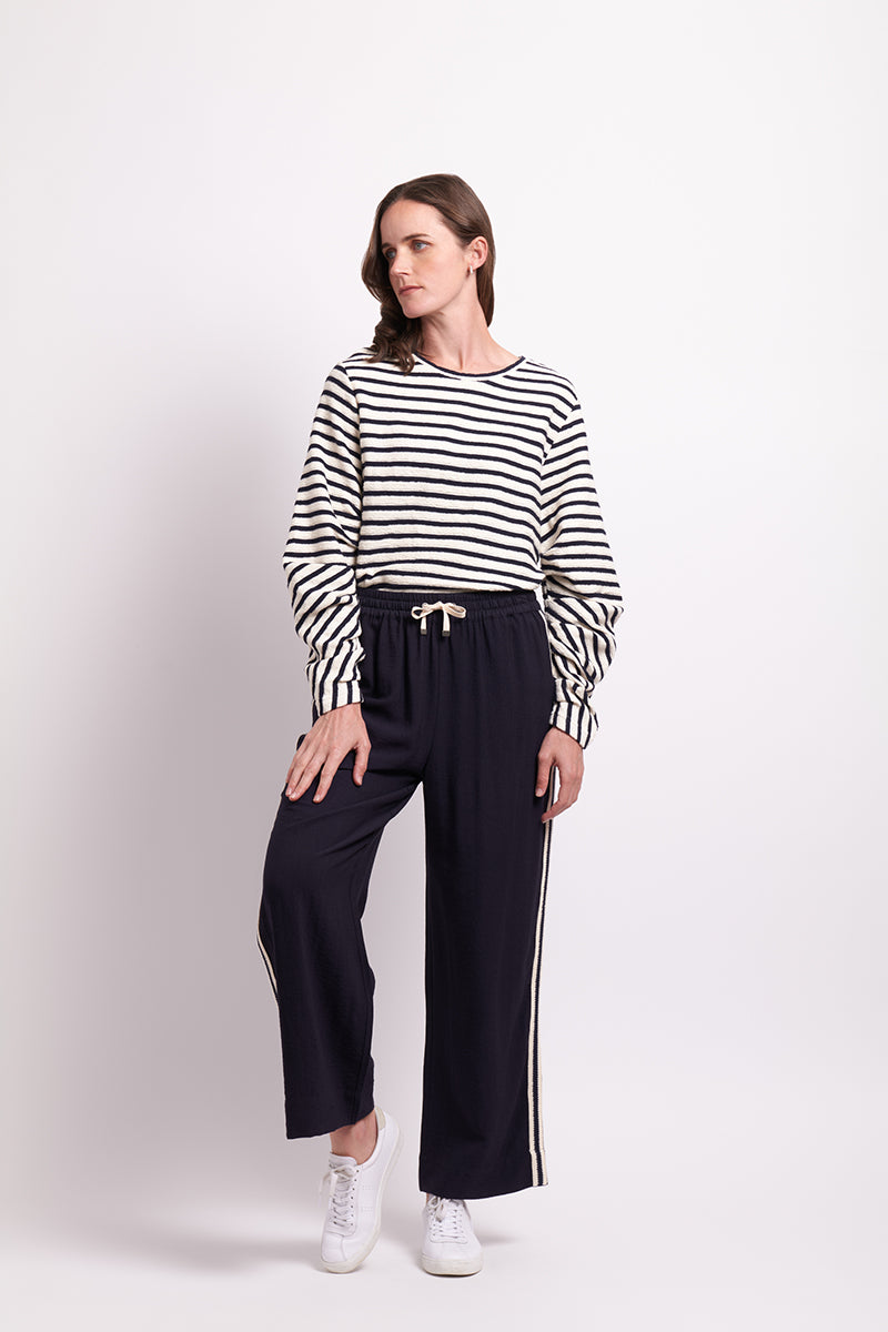 Sidelines Trousers in Navy / Cream